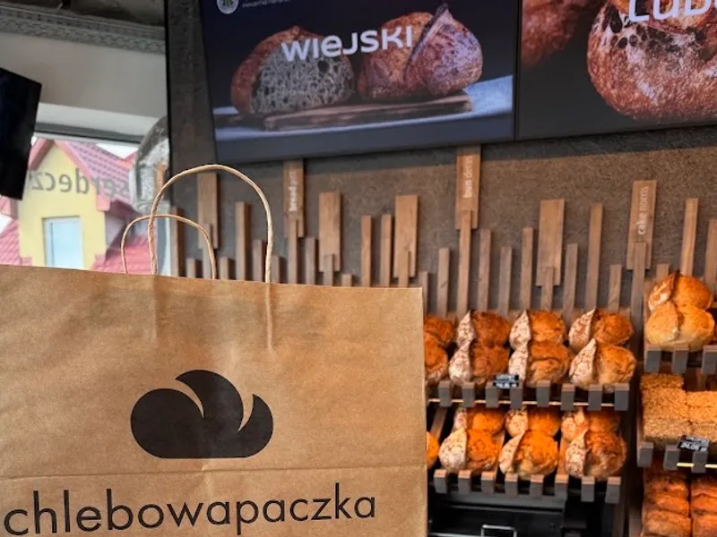 Papierowa torba ChlebowejPaczki na tle sklepowych półek z pieczywem